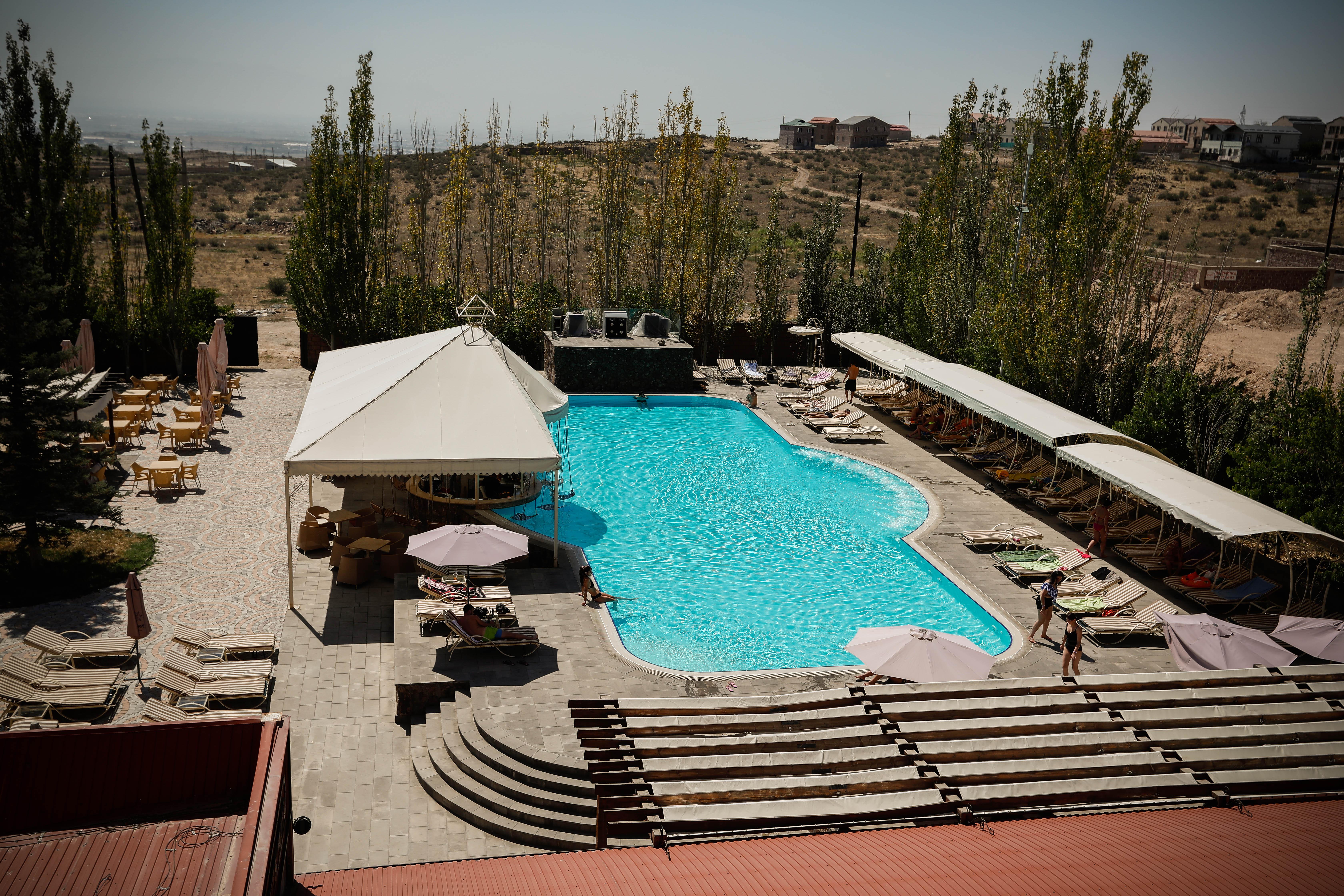 Caucasus Hotel Kasagh Exterior photo The swimming pool at the Grand Hotel