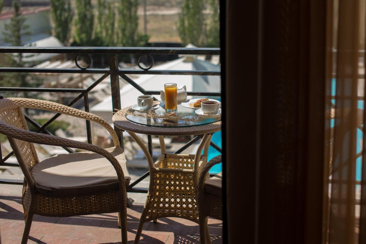 Caucasus Hotel Kasagh Exterior photo A balcony